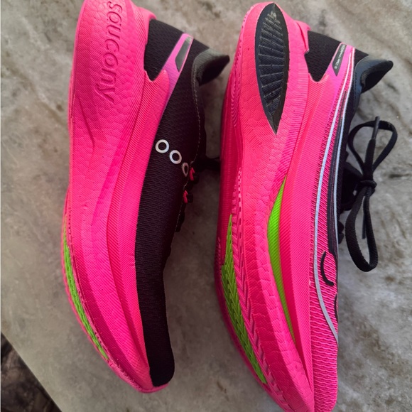 Brand new 2026 Saucony Endorphin Pro 5 Women's Black and Pink Running Shoes - Picture 3 of 5